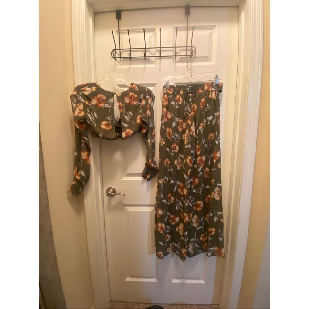 Excellent, Pristine Condition • Women’s • Olive Green • Floral Print • Crop Top